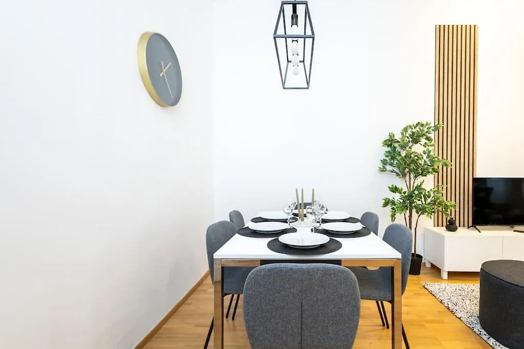 Orestaliving - Spacious 2Br On The Danube Canal Vienna 0*,  Austria